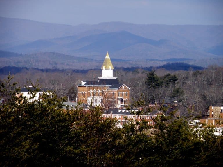 15 Best Small Towns to Visit in The Crazy Tourist