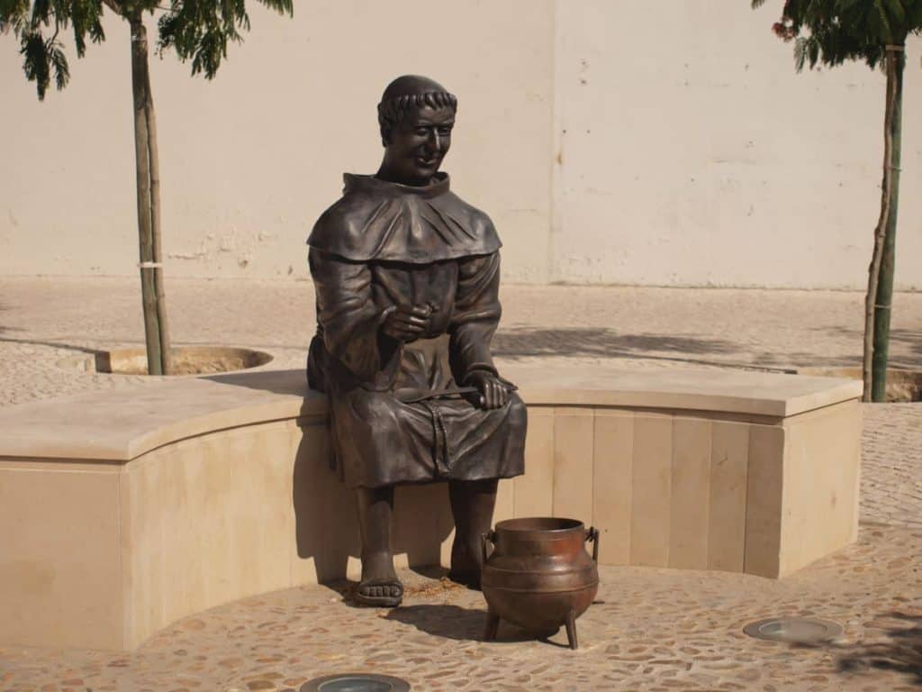 Estátua Dedicada ao Frade da Sopa da Pedra